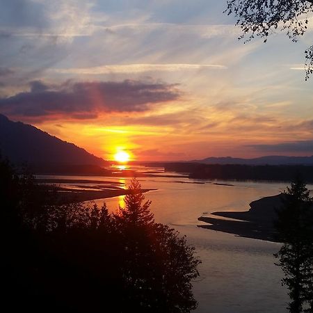 The Fraser River'S Edge B&B Lodge チリワック エクステリア 写真