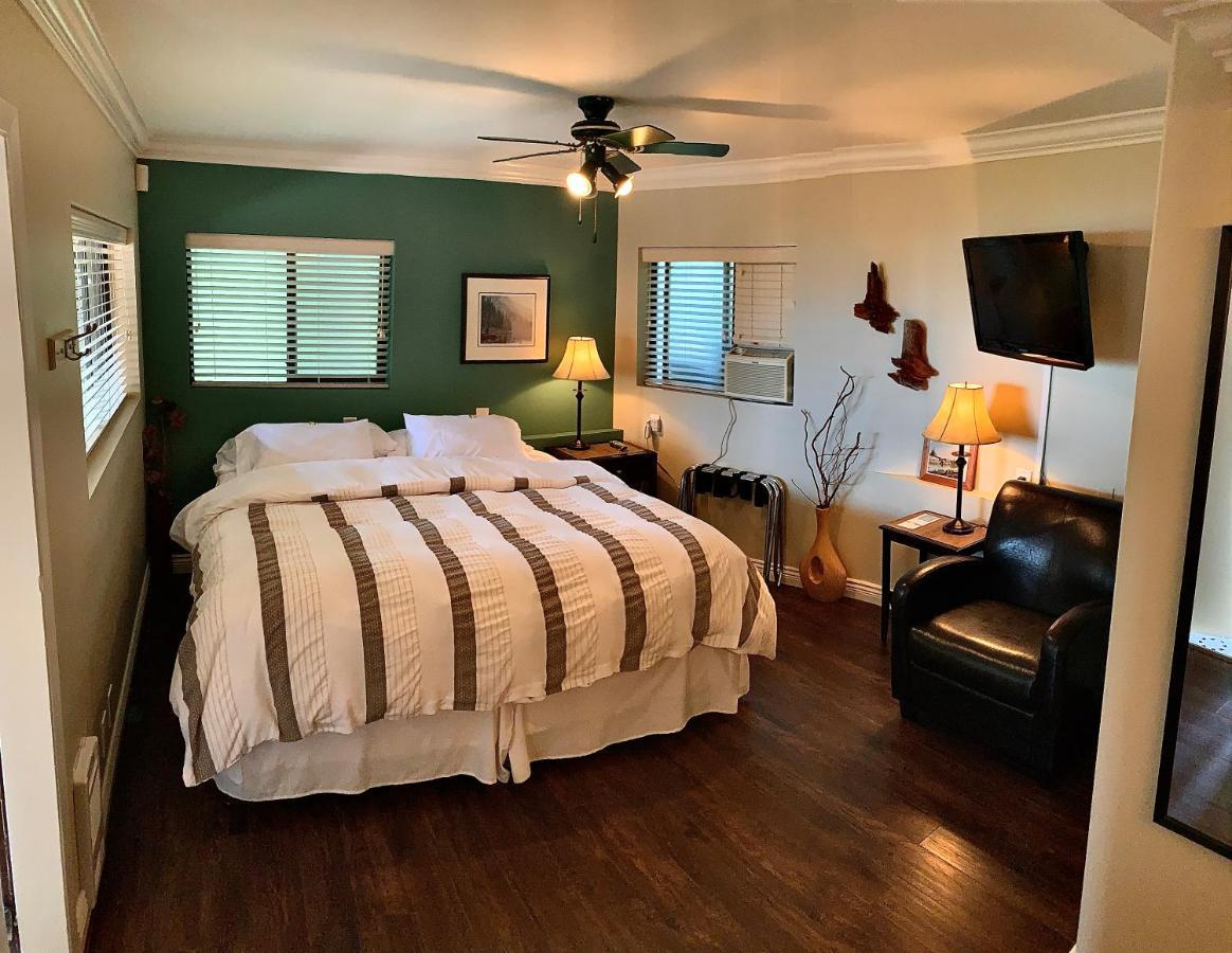 The Fraser River'S Edge B&B Lodge チリワック エクステリア 写真