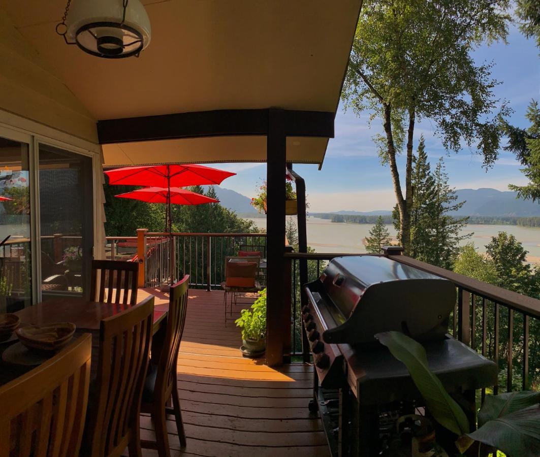 The Fraser River'S Edge B&B Lodge チリワック エクステリア 写真