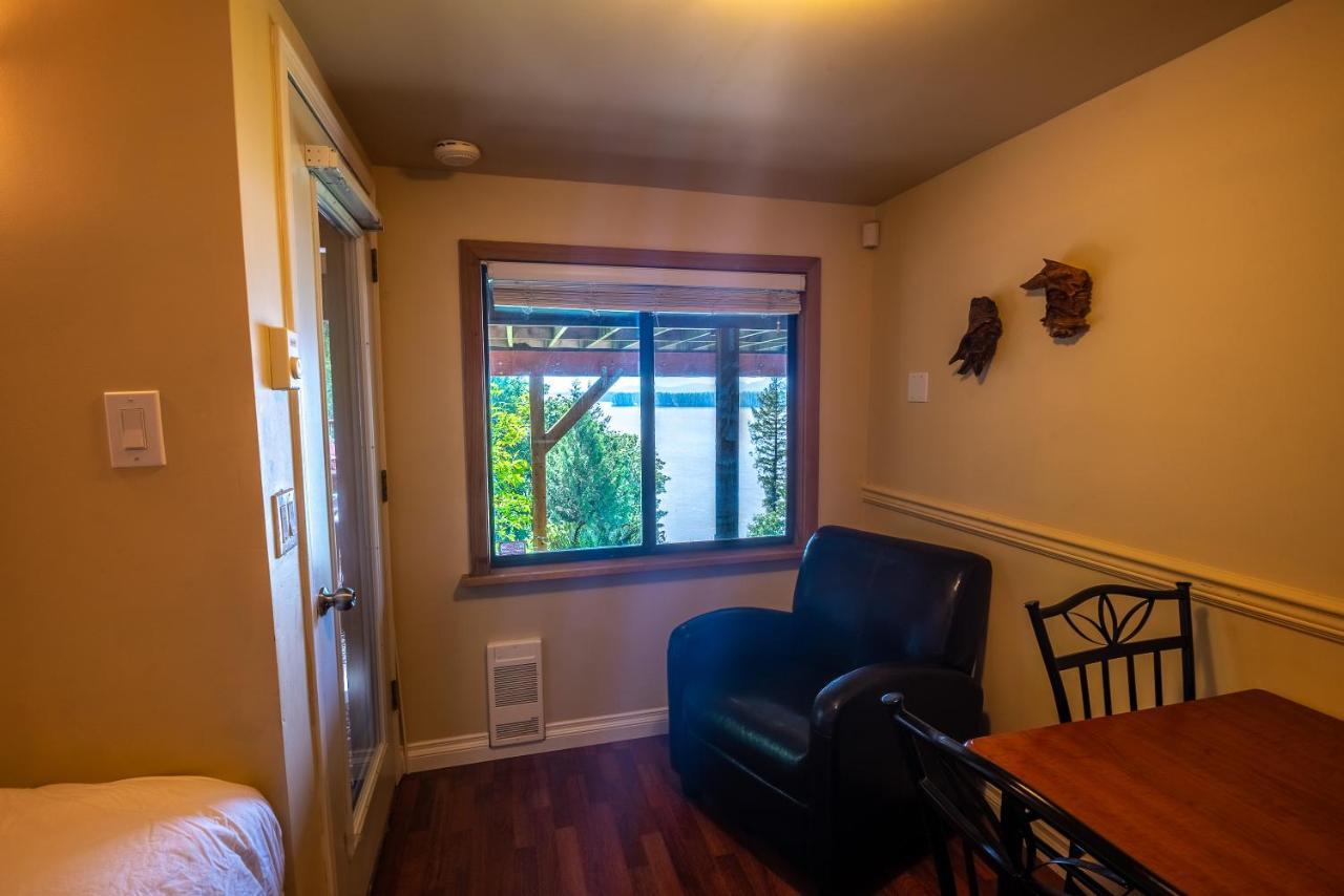 The Fraser River'S Edge B&B Lodge チリワック エクステリア 写真