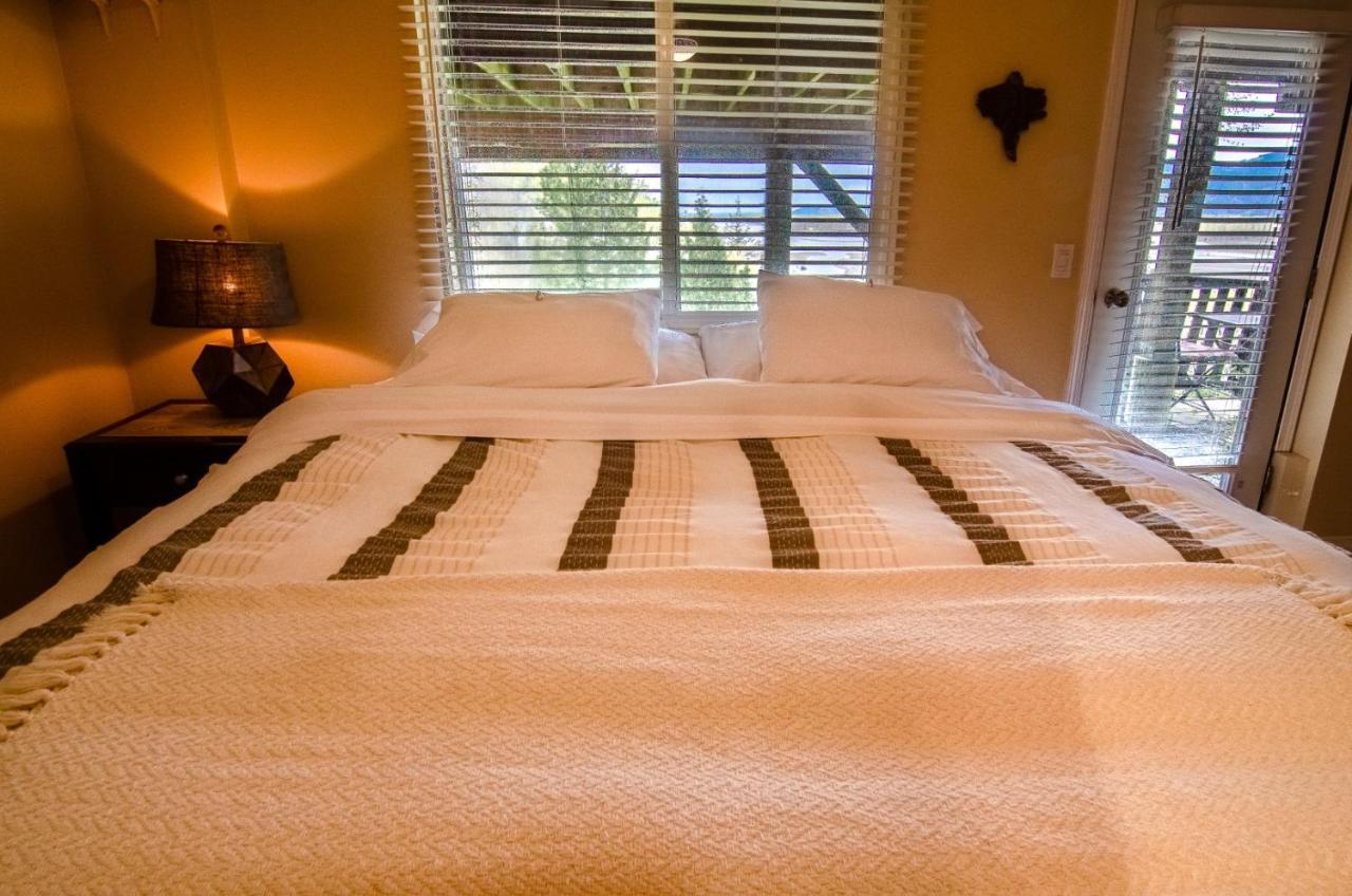 The Fraser River'S Edge B&B Lodge チリワック エクステリア 写真