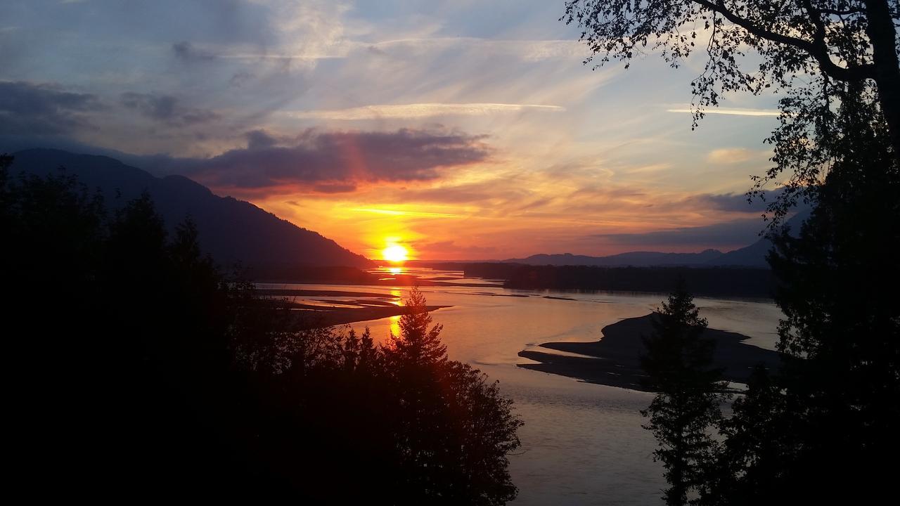 The Fraser River'S Edge B&B Lodge チリワック エクステリア 写真